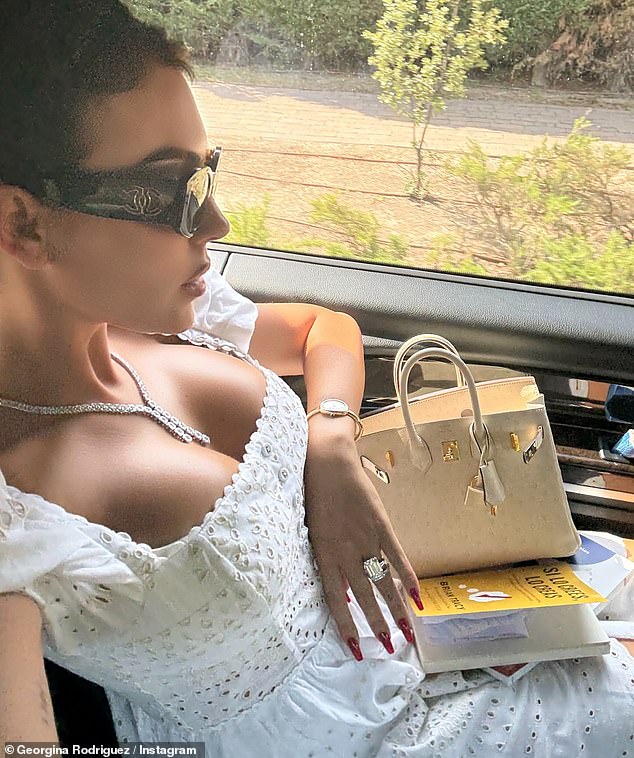 Ogrlica privlačne oči pojavila se u nekoliko snimki, kao i ogromni dijamantni 'zaručnički prsten' koji je nedavno mahao Fancinim jezicima