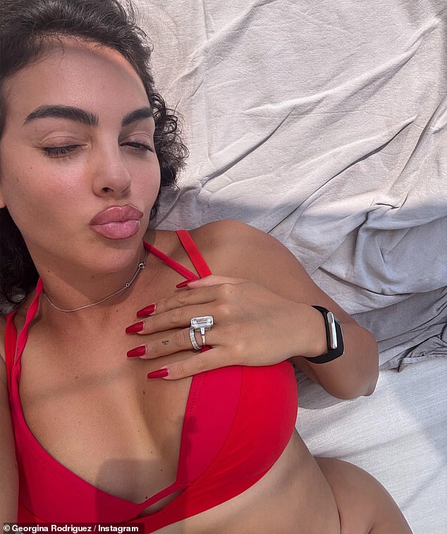 Georgina je izgledala nevjerojatno u crvenom bikiniju dok je lepršala svoj dijamantski prsten