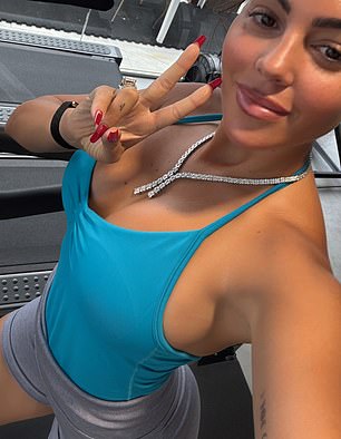 U galeriju slika uključen je izbor selfija Georgina koji nose sportsku odjeću u obliku forme i zadivljujuću dijamantnu ogrlicu