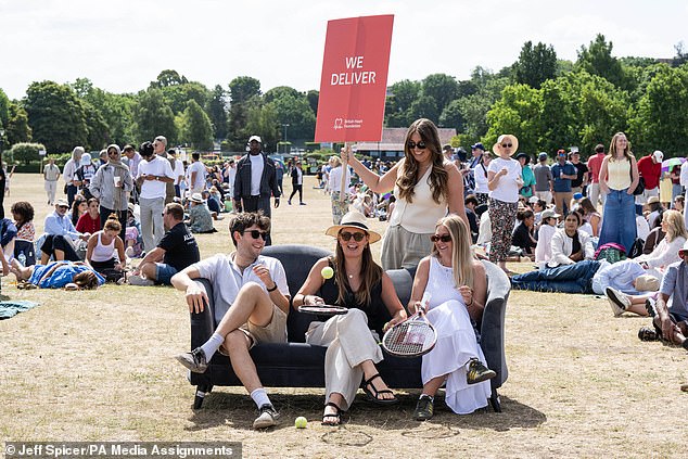 Neki imaju priliku sjediti se i opustiti se na sofi na ovogodišnjem teniskom izlogu