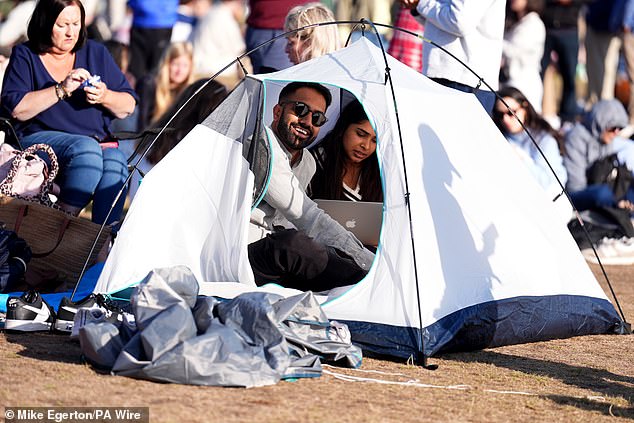 Mnogi od onih koji pokušavaju dobiti glavna mjesta postavit će šator i kampirati preko noći