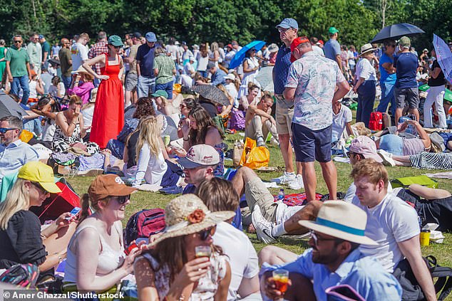 Mnogi provode sate satima pekući na gorućim suncem ove godine kako bi ušli u Wimbledon