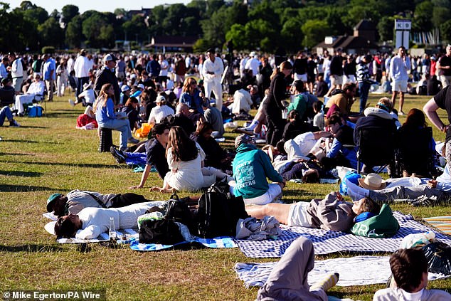 Dođite u 6:00, dugi redovi obožavatelja su već vani i na njihovom položaju dok čekaju da uđu