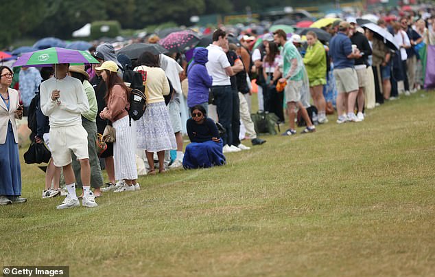 Dok su drugi gledatelji morali izdržati gadne, kišne uvjete dok su čekali u redu