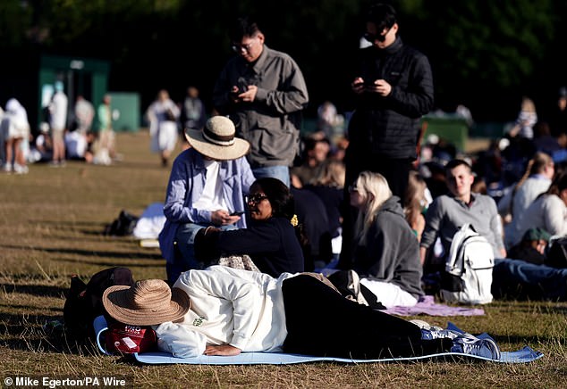 Red daje stotinama dnevno priliku da ugrade glavna mjesta unutar središnjih sudova prvenstva
