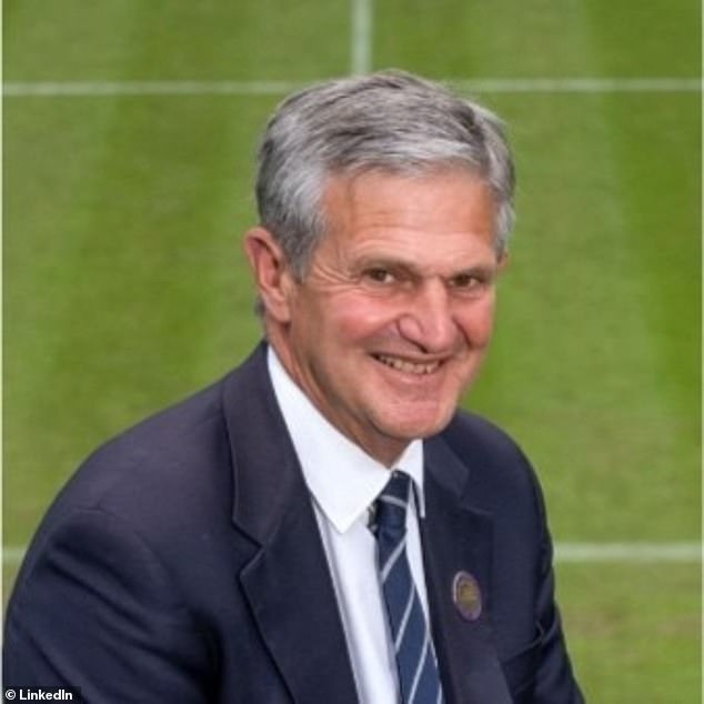 James Mendelssohn (na slici), 67, čovjek je zadužen za sustav reda i opisuje vojnu operaciju koja je potrebna da bi se zadržala