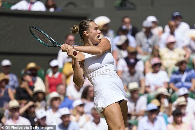 Navijači ambicija imaju ga ugraditi cijenjenu kartu Center Court kako bi gledali neke od najvećih zvijezda (na slici je Aryna Sabalenka koja igra backhand protiv Amande Anisimo)