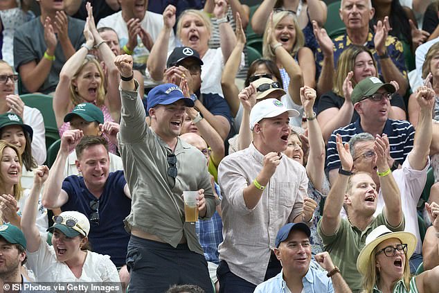 Na slici su neki od sretnih navijača koji su uspjeli usavršavati ulaznice za središnje mjesto kako bi gledali kako britanska Emma Raducanu igra protiv Aryne Sabalenk tijekom trećeg kruga