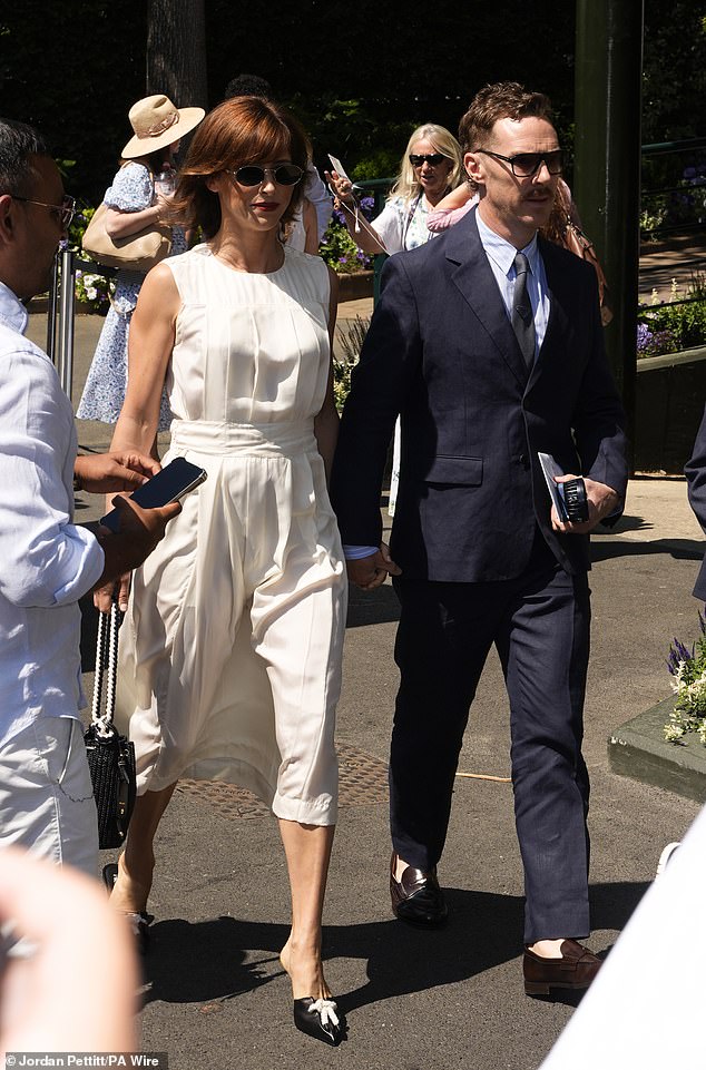 Benedict Cumberbatch izveo je brkove i mornarsko odijelo dok se držao za ruke sa suprugom Sophie Hunter