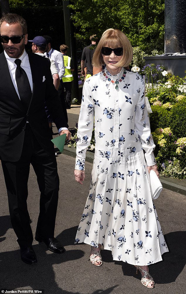 Anna Wintour pridružila se muškarcima dok se probudila u elegantnoj bijeloj haljini ukrašenoj plavim cvjetovima