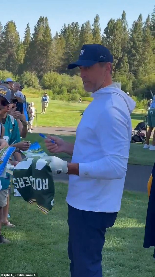 U videu iz Gilberta Manzana iz Sports Illustrateda koji je od tada postao viralan na X, Rodgers se vidi kako identificira jedan sumnjiv na gonič autografa i odbija potpisati