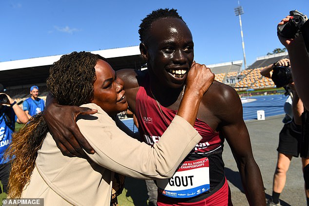 GIOT (desno) slavi sa svojom majkom Monicom, osvojivši U18s, 100m finala tijekom australskog prvenstva u atletici All Schools u Queensland Sport -u 2024