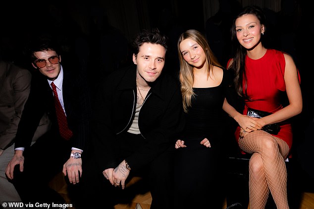 Cruz Beckham, Brooklyn Beckham, Harper Beckham i Nicola Peltz Beckham u Victoria Beckham spremna za nošenje jeseni 2024. u Parizu