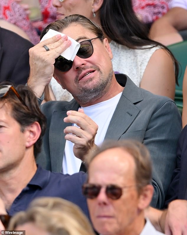 Leonardo DiCaprio uočen je kako mu je čelo, gledajući polufinale muškaraca u Wimbledonu