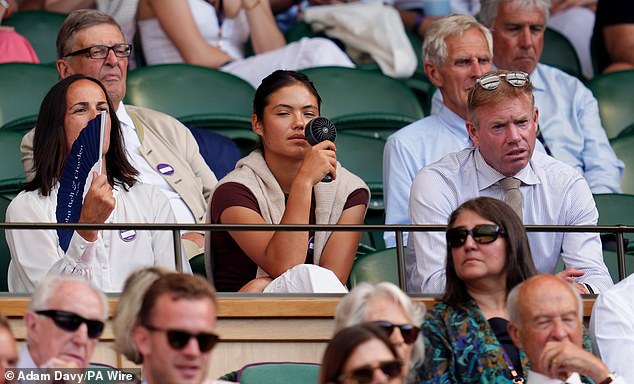 Hladniji Raducanu promatrao je kako sedmerostruki prvak Novak Đoković preuzeo Svjetski no1 Jannik Sinner