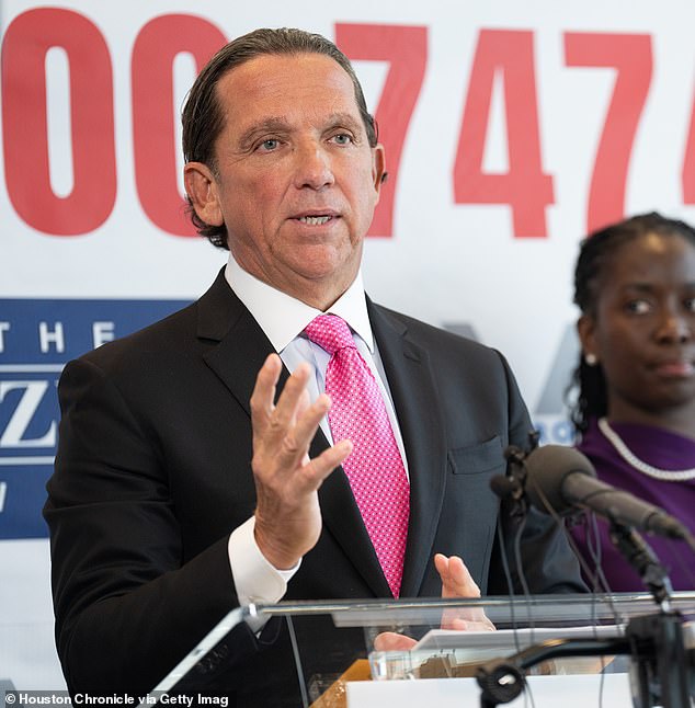 Odvjetnik Tony Buzbee rekao je za Daily Mail da je ovaj tjedan odsutan zbog pogrešnog komuniciranja. Međutim, on ostaje odvjetnik Jane Doe i nije dao naznake o nagodbi