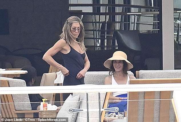 Aniston je pokazala svoje tonirane ruke dok je razgovarala sa suprugom Jason Batemana Amandom Anka