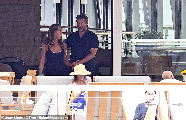 Par se družio s Anistonovim prijateljima BFF Courteney Cox (desno)