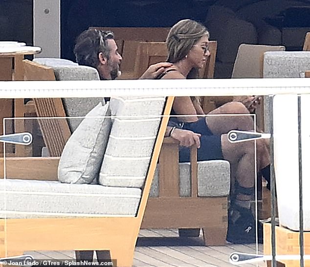 Privrženi Curtis odmarao je ruku na Anistonovom ramenu