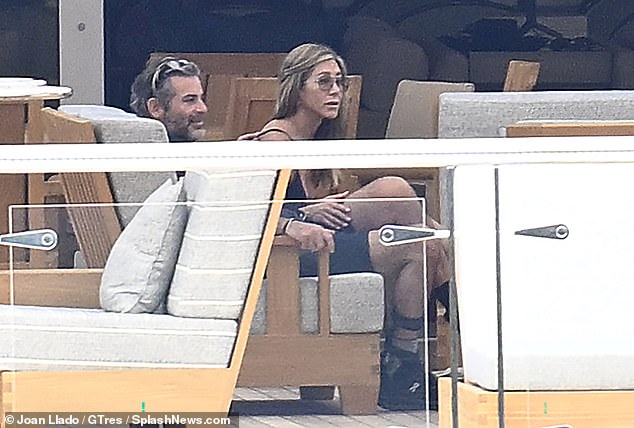 Opušteni aniston viđen je kako je odmarao ruku na Curtisovom bedru dok su u intimnom trenutku razgovarali s prijateljima - s insajderom koji je bio dvostruko razvedena novonastala sreća zvijezde