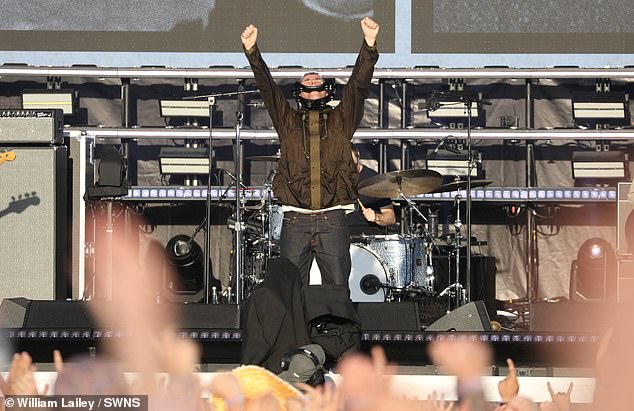 Oasis je otvorio svoj set s Hello s drugog albuma iz 1995. godine (koja je priča) Jutarnja slava?