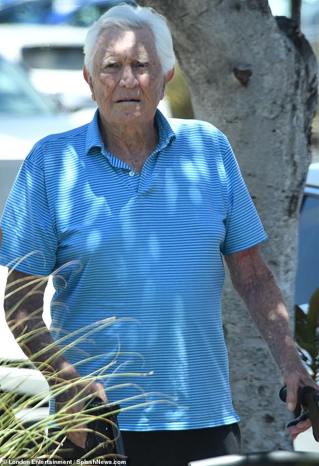 Lazenby je igrao Jamesa Bonda u filmu iz 1969. godine o njenom Veličanstvu tajne službe, ulazeći u ulogu nakon početnog odlaska Seana Conneryja