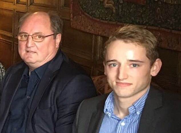 Lord Monson sa svojim mlađim dječakom Rupertom, koji je oduzeo vlastiti život dok je bio u stisku psihoze izazvane kanabisom