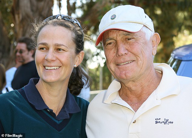 Rijetko viđenje dolazi nakon bivše supruge Lazenbyja, prvakinja Wimbledona Pam Shriver, 63¿Ko je razvela glumca 2008. godine nakon šest godina braka –Pronirala duboko osobni esej o ponovnom ujedinjavanju s Lazenbyjem i zakoračivši kao njegova skrbnik, jer ulazi u posljednju fazu svog života u 2006. godine (pam i George