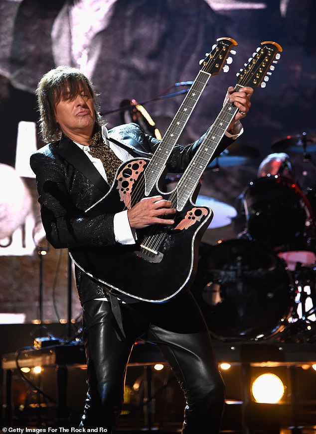 Sambora, na slici u travnju 2018., živjela je u LA -u ili oko oko 40 godina i trenutno boravi u raskošnom dvorcu od 32 milijuna dolara u vrhunskoj plaži Laguna u susjednoj okrugu Orange