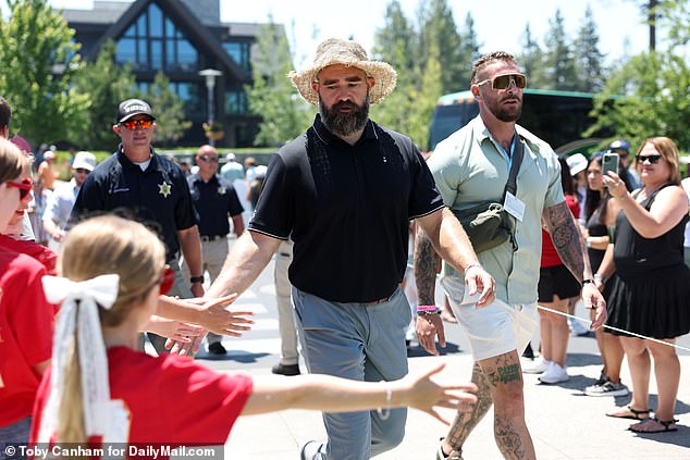 Jason High-Petice neki mladi obožavatelji dok šeta stazom na Južnom jezeru Tahoe