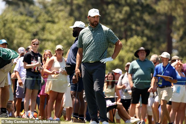 Travis ima puno posla tijekom vikenda ako se želi popeti na ploču