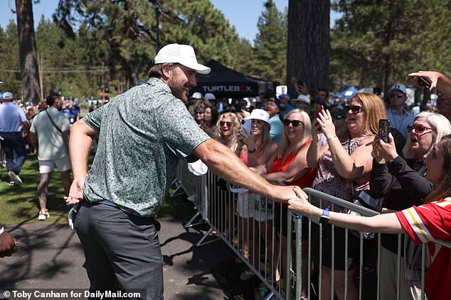 Kelce se sve osmjehnuo dok su njegovi navijači očajnički vrištali za njim između rupa u petak