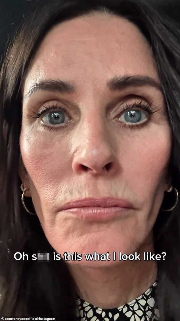 Izbliza selfie snimljena je dok je zvijezda nosila sloj maskare svojim dugim trepavicama i našalila se: