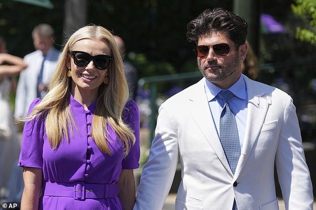 Katherine Jenkins pobrinula se da uhvati oči u zadivljujućoj svijetlo ljubičastom gumbu uz ljetnu haljinu
