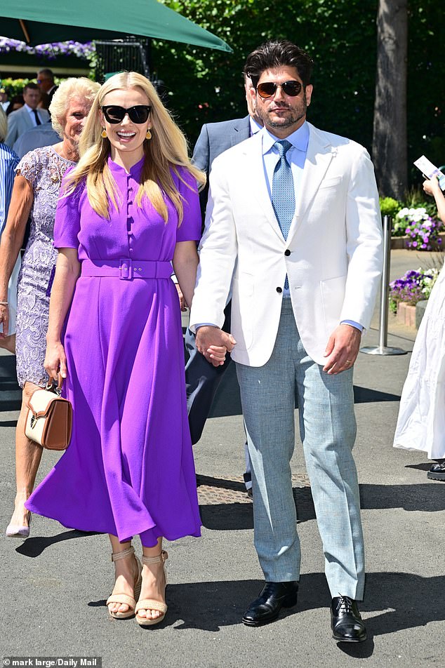 Katherine Jenkins pobrinula se da uhvati oči u zadivljujućem svijetlo ljubičastom gumbu uz ljetnu haljinu dok je hodala ruku pod ruku sa suprugom Andrewom Levitasom