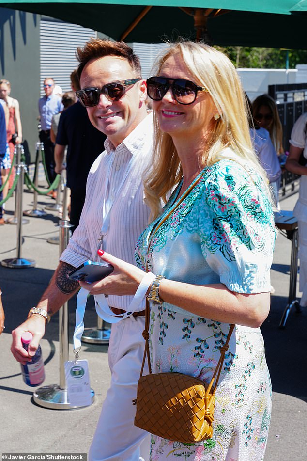 Ant McPartlin i njegova supruga Anne-Marie Corbett svi su se nasmiješili dok su zajedno stigli dok je voditelj izbacio svoje uobičajeno crno TV odijelo za ljetnu košulju