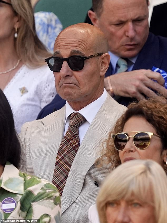 Stanley Tucci je također uočen u kraljevskoj kutiji dok je izrezao figuru dapera u bež odijelu i jeseni u boji kravata