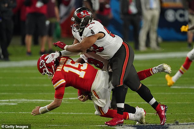 Suh se bori s Patrickom Mahomesom tijekom pobjede Super Bowla u Tampa Bayu Buccaneers -u 2021