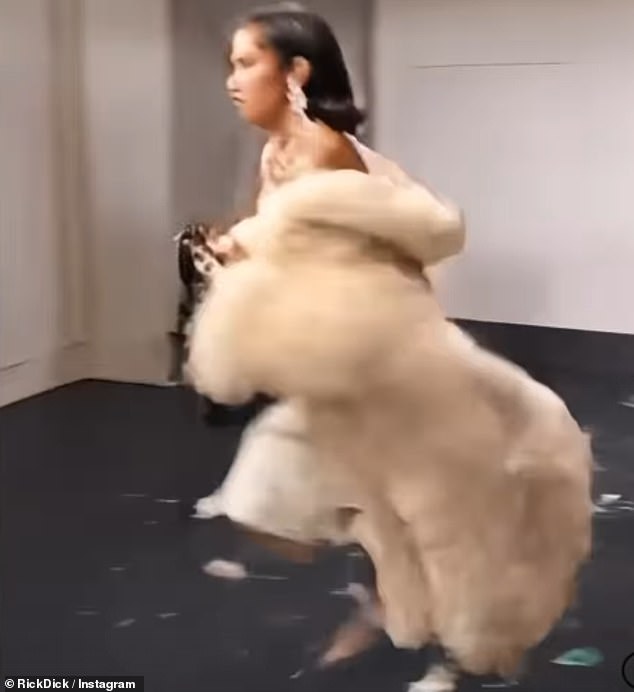 Kim, 44, prikazana je na aukcijskom prikazu originalne vrećice Birkin, razbijajući čašu, ugrabivši torbicu i otječeći s njom najvećom brzinom
