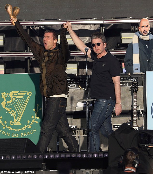Braća Liam i Noel Gallagher nastupili su pred rasprodatom 80.000 jakih gužva u svom rodnom gradu Manchester