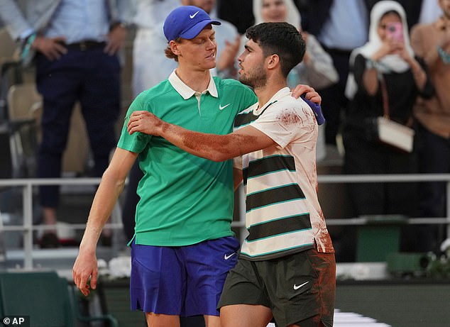 Braniteljski prvak Alcaraz nada se da će nastaviti svoj pobjednički niz protiv Svjetskog br. 1 Sinnera, koji želi osvetiti svoj French Open Poraz (na slici zajedno u French Open finalu prošlog mjeseca)
