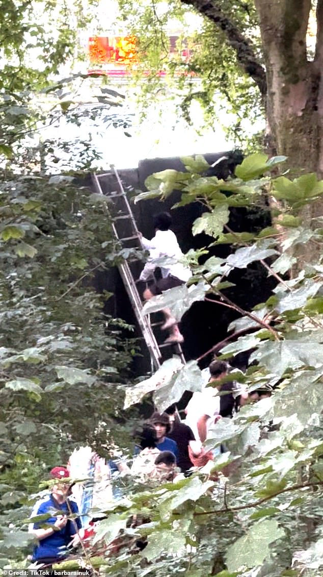 Obožavatelji Oasis bez karata u petak su pokušali 'Storm Heaton Park' dok je bend započeo prvu od svojih pet noći - s snimcima koji prikazuju metalne ograde na zemlji