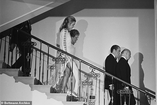 Sonia je s predsjednikom s predsjednikom s predsjednikom nosila otkrivajuću bijelu haljinu, onu koja je prorezala obje strane, a njen suprug je izabrao, kad su 1971. godine posjetili Bijelu kuću