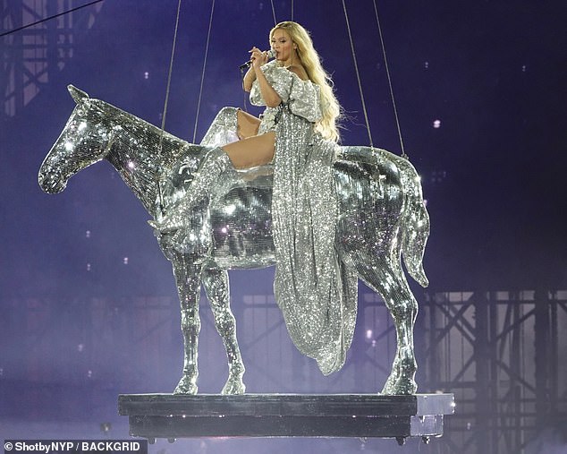 Još 2023. tijekom svoje renesansne turneje (viđena gore), Beyonce je koristila pjenušavog srebrnog konja - koji je oponašao njezinu naslovnicu renesansnog albuma