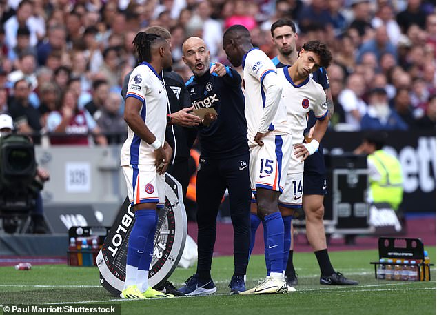 Francuski mediji tvrde da je igranje Nkunkua izvan pozicije u treningu možda zamišljeno kao test igrača snage lika