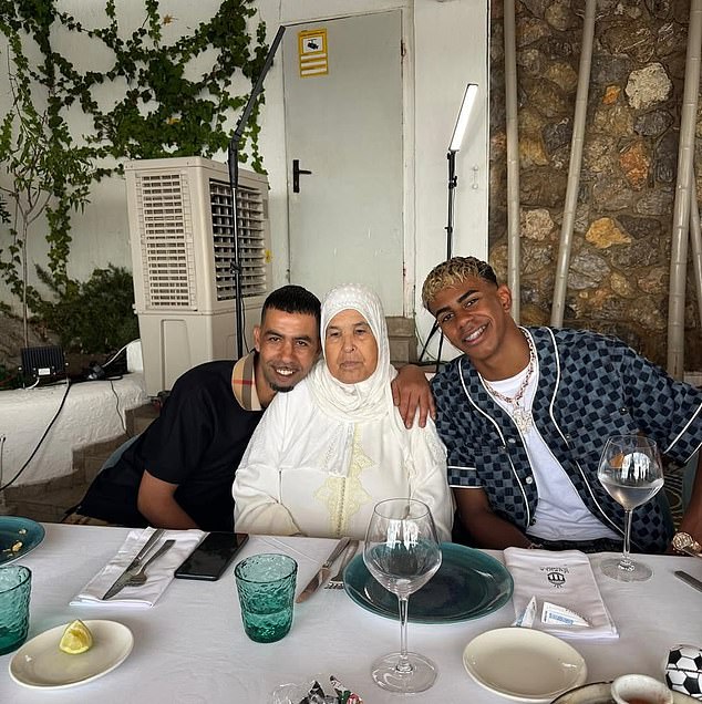 Yamal je uživao u večeri sa svojom bliskom obitelji u restoranu La Culpa na mediteranskoj obali