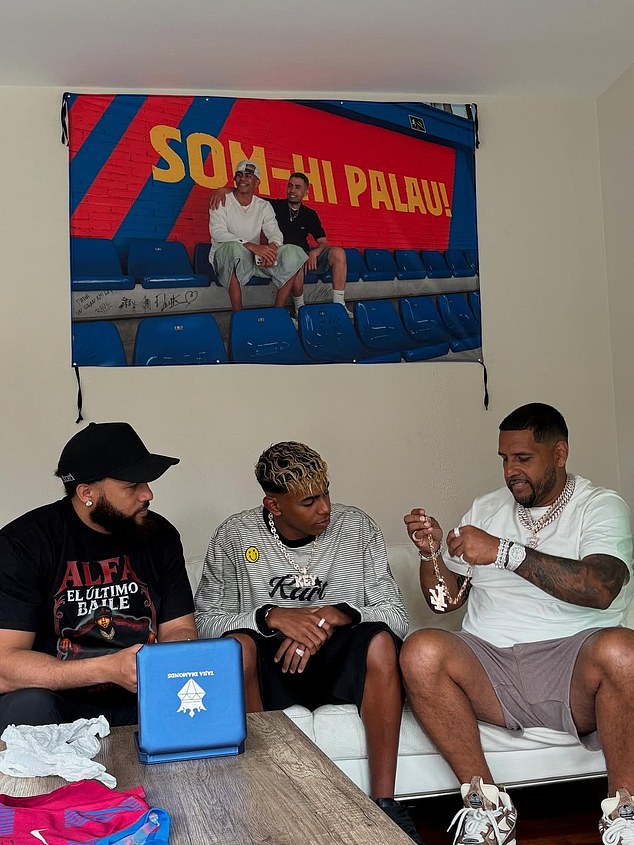 Tinejdžer je također darovan lancem od 300 000 funti, bacajući svoje inicijale dominikanski reper El Alfa