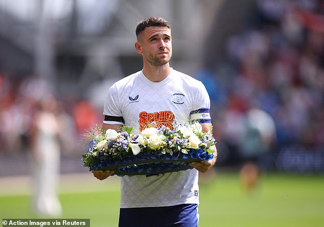 Preston kapetan Ben Whiteman postavlja vijenac ispred Liverpoolovih navijača ispred utakmice