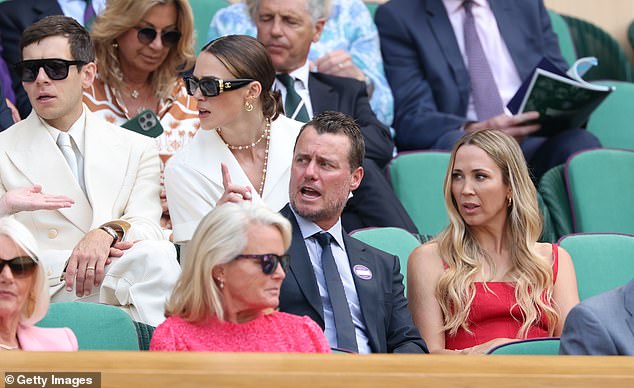 Lleyton (na slici sa suprugom Bec na Wimbledonu) čvrsto se vraća na izloženost svog sina