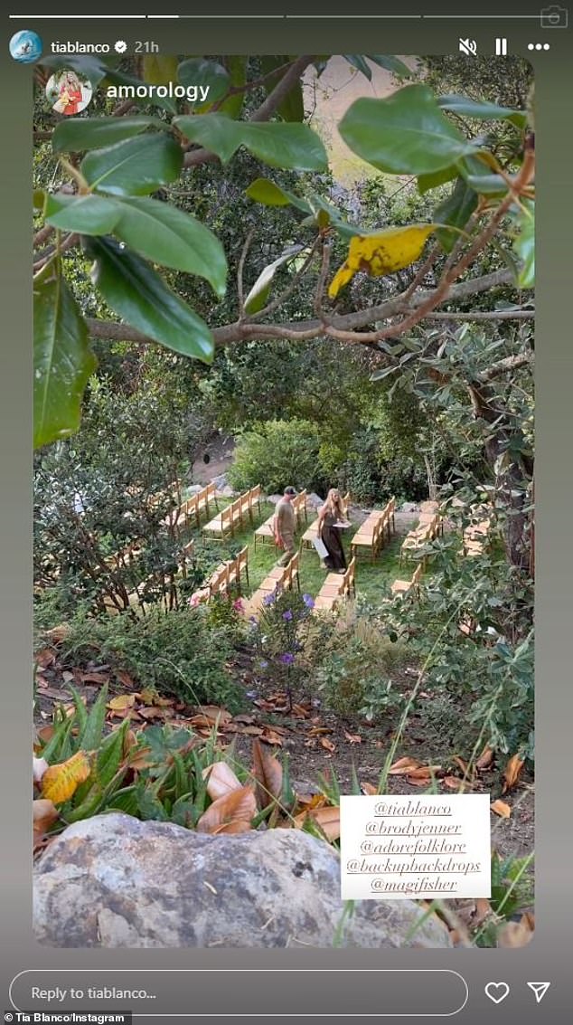 U subotu je Tia instastorizirala pogled na mnoge stolice postavljene u bujnom dvorištu od 75-godišnje svekrve za ceremoniju